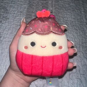 BNWT USA EXCLUSIVE 3.5” Valentine Elpha Cupcake Clip Squishmallow